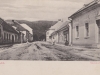 začiatok Moravskej ulice na prelome 19. a 20. storočia. Za domami vľavo sa nachádza evanjelický kostol, ktorý z tohto uhla pohľadu nie je vidieť