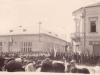 zhromaždenie ľudí v Púchove na dnešnom Námestí slobody pod vežou kostola pri vstupe na Moyzesovu ulicu (vľavo Katolícky kultúrny dom a vpravo Hostinec u Nathana) - asi 1937