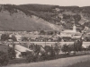 pohľad z (vtedy už mestskej časti) Horných Kočkovciec na mestečko Púchov. Fotografia sa nachádza na pohľadnici poslanej v roku 1930, a teda je pravdepodobne z konca 20. rokov minulého storočia