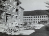 Výstavba na dnešnej Ulici M. R. Štefánika v Púchove (vtedy Ul. kpt. Nálepku) v druhej polovici 50. rokov minulého storočia (asi 1956). Vzadu vidieť aj ZŠ Komenského.