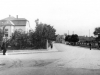 Fotografia križovatky pri tzv. Rožáku: pohľad smerom k mostu a Velitsovskej vile v 30. rokoch minulého storočia