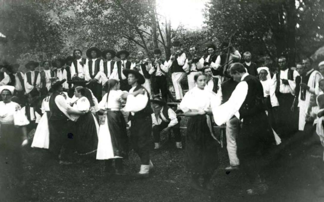 Tanečná zábava v Púchovskej doline okolo roku 1900