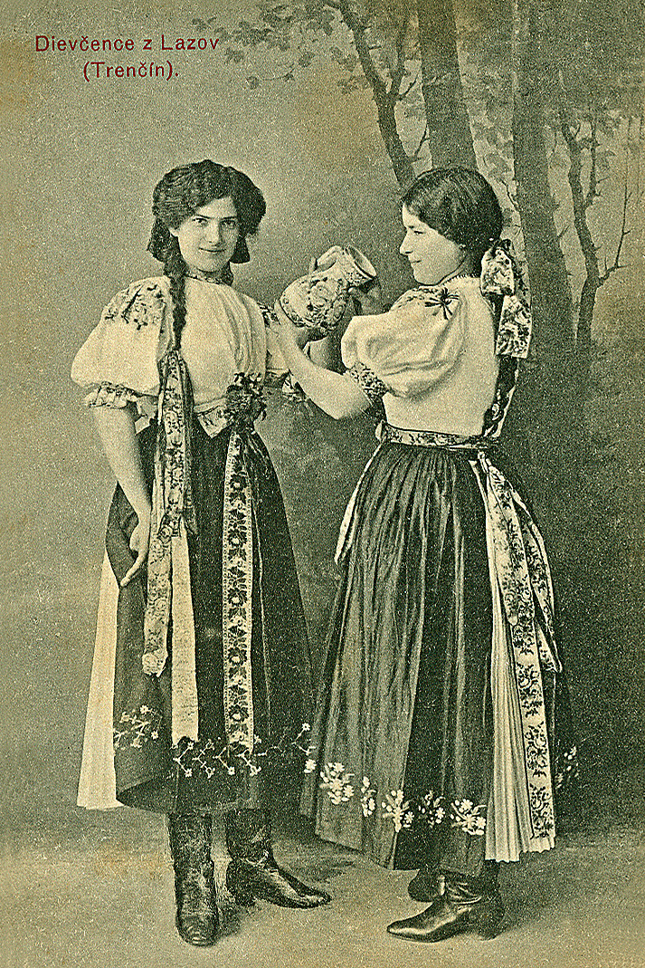 Krojované dievčatá z Lazov (pod Makytou) na pohľadnici zo začiatku 20. storočia