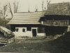 Fotografia Karola Plicku zachytáva typické domy v okolí Púchova v 20. rokoch minulého storočia - Hoštiná