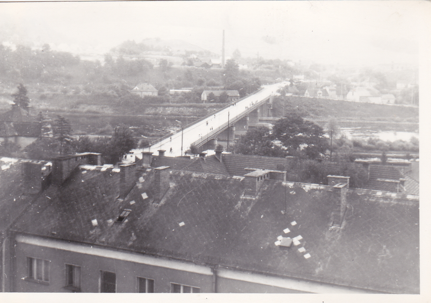 Pohľad na most a H. Kočkovce v r. 1973 z jednej prvých výškových budov v meste (tzv. modrý panelák)