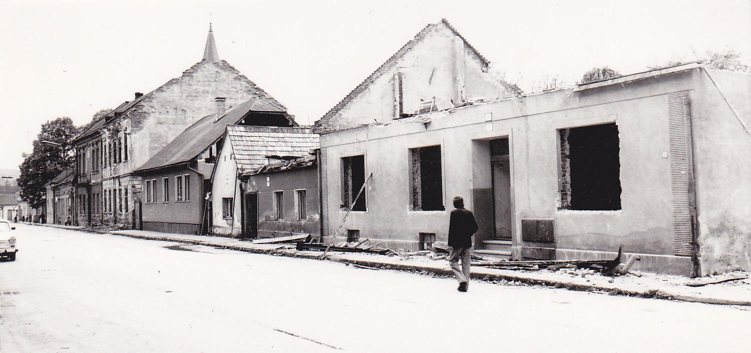 Búranie domčekov na Moravskej ulici v roku 1981