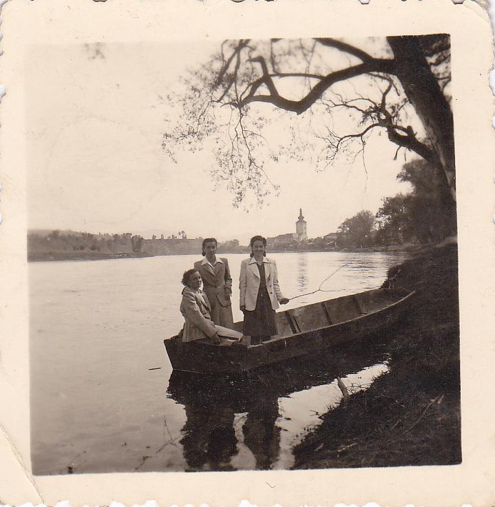 Dámy nastupujú do člna na Váhu neďaleko tzv. hradskej cesty a parku na Sihoti (1939)