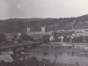 Pohľad na Púchov z Nových Nosíc na prelome 60. a 70. rokov, kedy bola tzv. odhánka aj na druhej strane mosta a gymnázium nemalo telocvičňu.