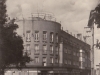Budova tzv. Rožáku v Púchove v roku 1963, kedy sa na vrchu inštalovala reklama. Predajňa s odevmi na prízemí tu funguje už takmer 65 rokov.