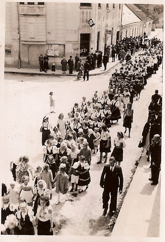 Seniorátny zjazd mládeže okolo r. 1940 zachytený na Moravskej ulici (vľavo na rohu budova Javorník)