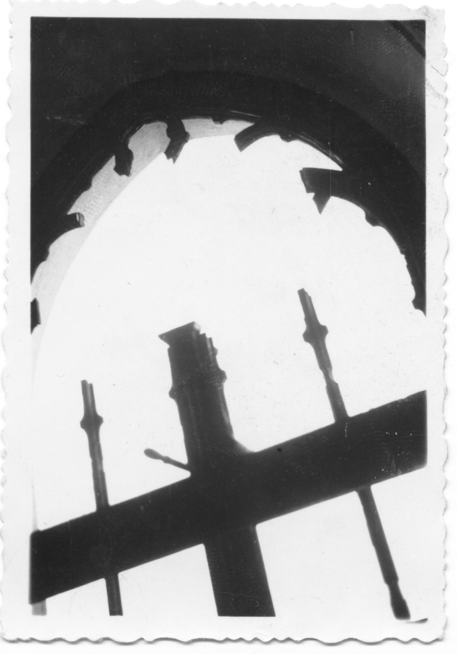Zničené okno evanjelického kostola v PU po výbuchu mosta 30. 4. 1945