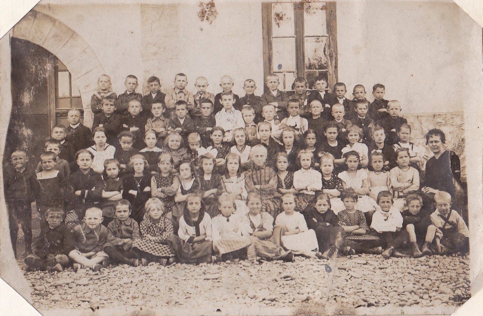 Školská fotografia žiakov  v časoch 1. republiky (1918-1938)