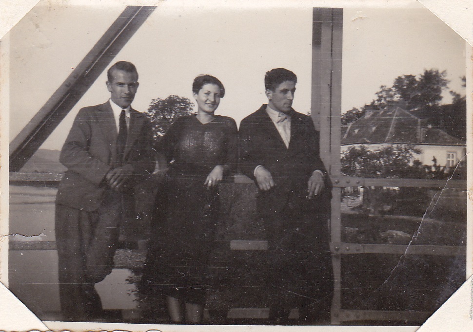 Fotografia z 30. rokov minulého storočia zachytáva najmä odev tej doby a pohľad z púchovského mostu na dom na kočkovskom brehu Váhu, ktorý stojí dodnes