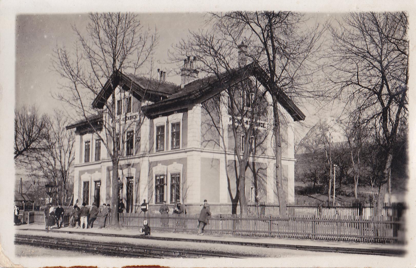 Historická budova žel. stanice v Púchove-Horných Kočkovciach z r. 1883 v čase 1. ČSR, a vzadu tzv. Kočkovská skala