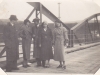Móda do jesenného počasia 30. rokov 20. storočia, ktorú fotograf zachytil na prvom púchovskom moste
