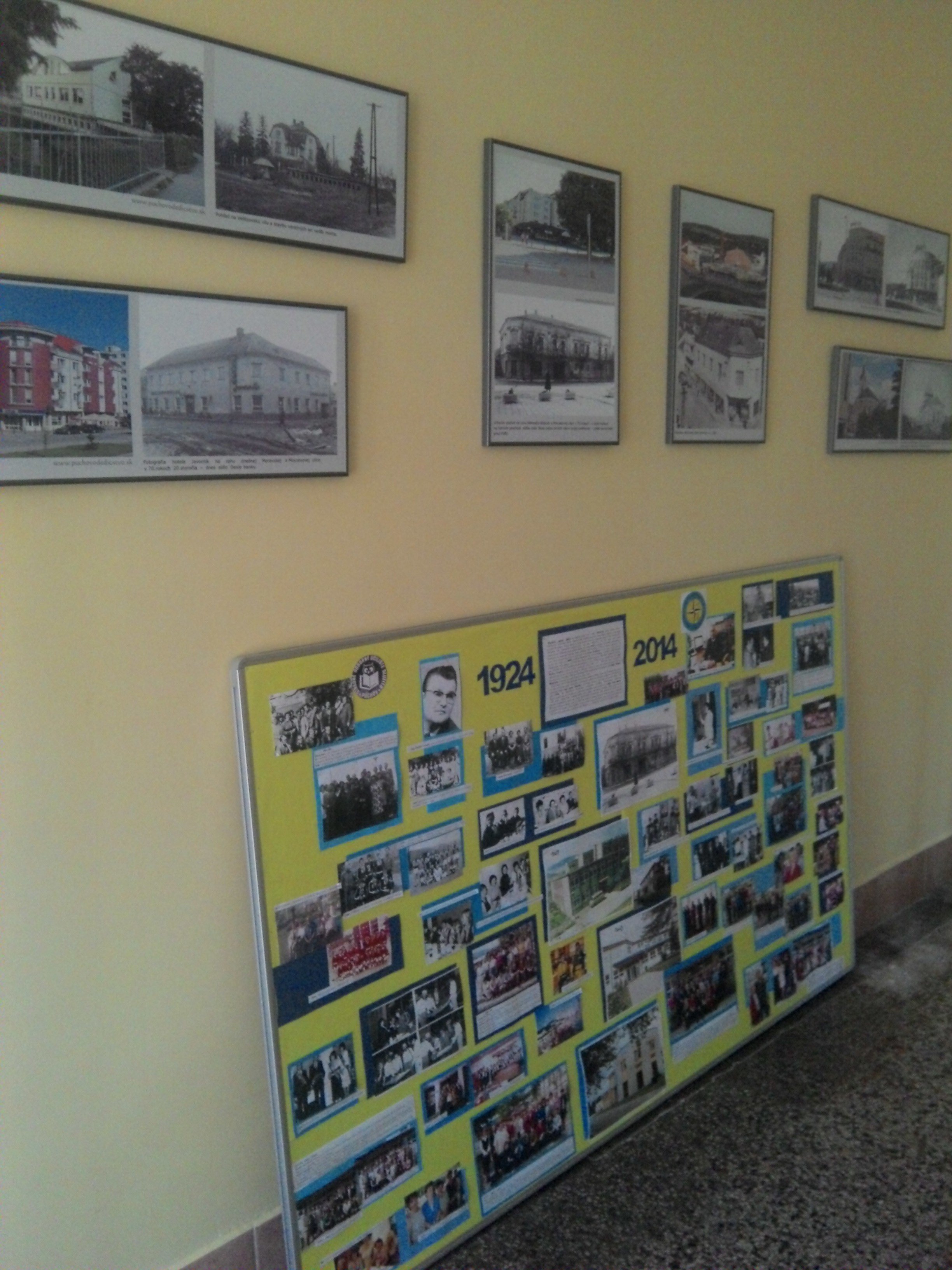 Výstava fotografií Púchova kedysi a dnes v Strednej odbornej škole obchodu a služieb pri príležitosti 90. výročia jej založenia