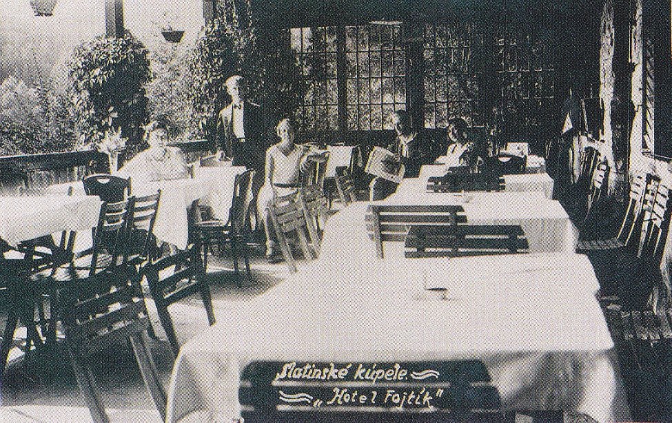Interiér reštaurácie Hotela Fojtík v Belušských Slatinách v roku 1926 aj s hosťami
