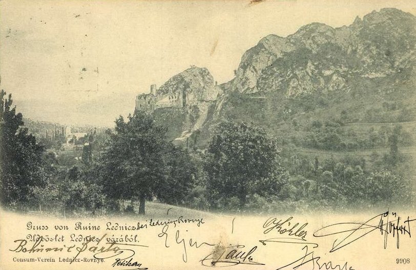 Z časti zrúcané sídlo zemepána, ktorému kedysi patrila pôda nielen takmer celého dnešného okresu Púchov - Lednický hrad alebo Lednicz vár na pohľadnici z roku 1903
