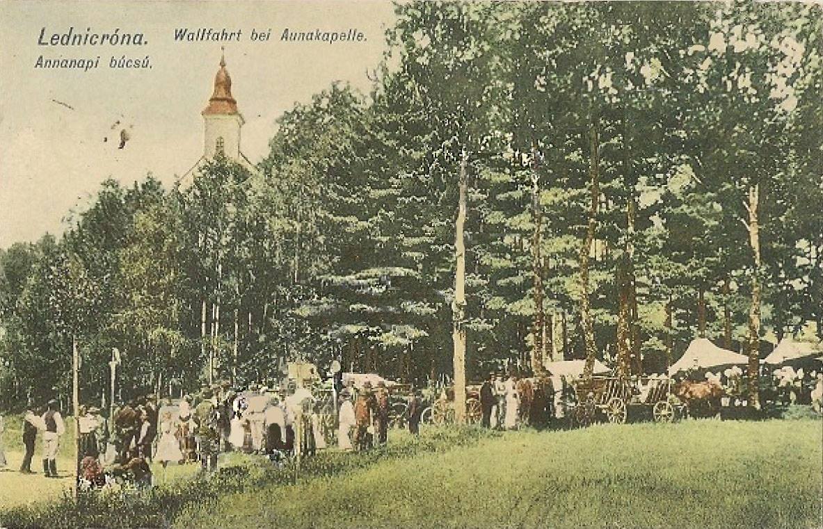 Púť ku kaplnke sv. Anny v Lednických Rovniach na pohľadnici z roku 1913