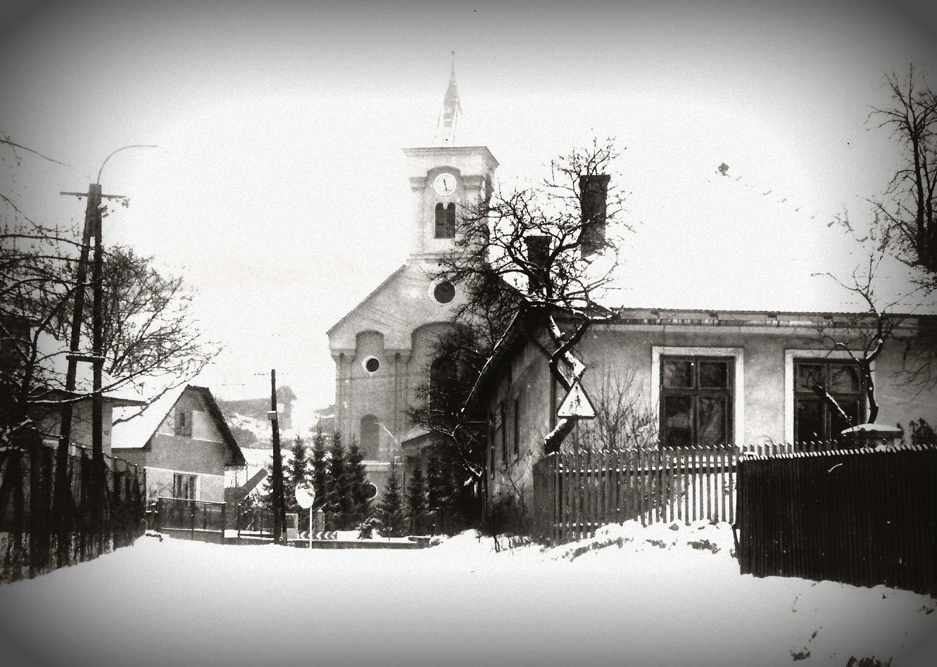 centrum obce Lazy pod Makytou so starou cestou a evanjelickým kostolom v roku 1970 z archívu pána M. Krečmera