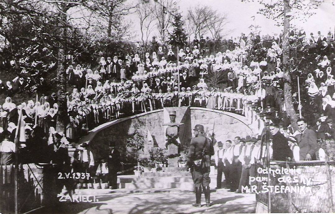 Busta generála Štefánika od Rudolfa Hlavicu bola odhalená v obci Záriečie 14. 7. 1935. Dňa 2. mája 1937 sa počas slávnostného otvorenia spomínanej trate uskutočnil ceremoniál, ktorého sa vtedy zúčastnilo veľké množstvo obyvateľov celej Púchovskej doliny i československý minister železníc Rudolf Bechyně.