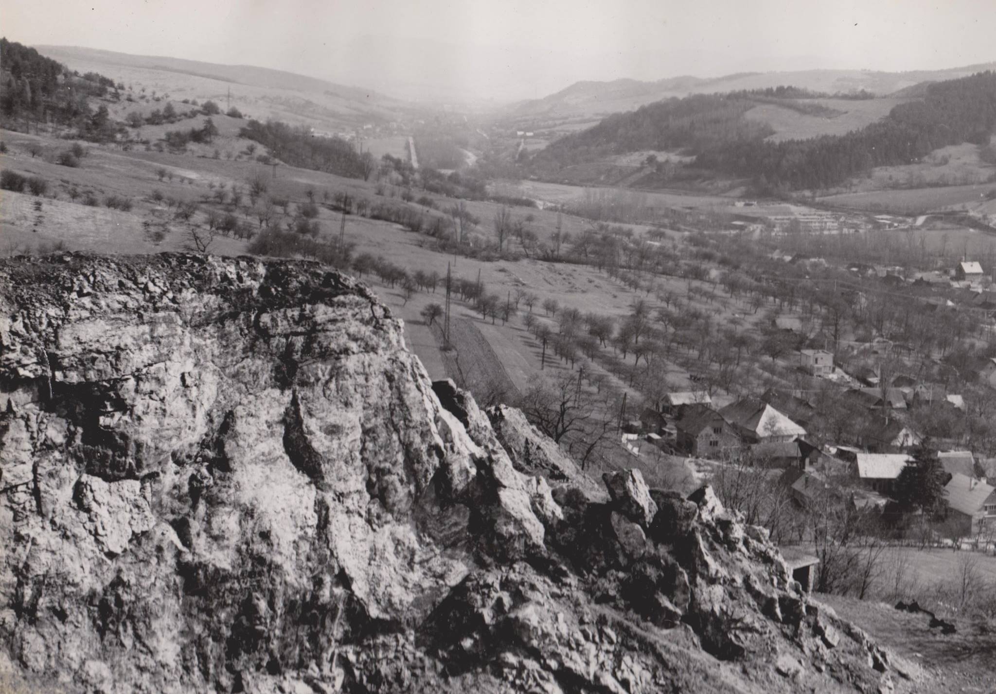 Zvyšky skaly nad Mestečkom a Záriečím s pohľadom do Púchovskej doliny smerom na Dohňany.