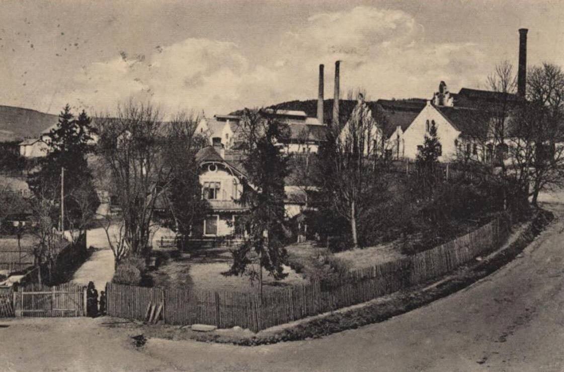 Lednické Rovne 1923 - drevená vila pod fabrikou