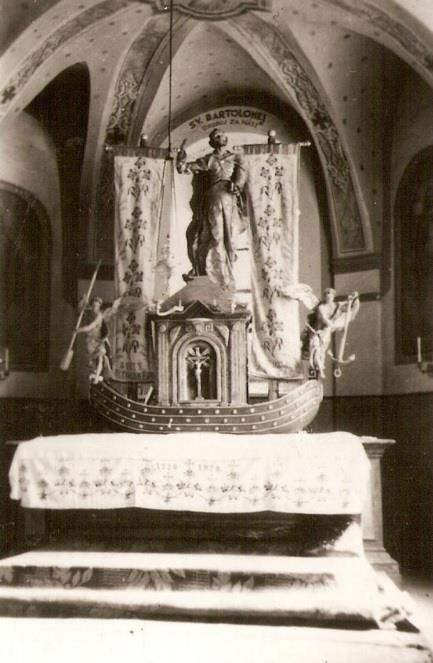 Kostol sv. Bartolomeja v Lúkach: fotografia je z roku 1940, pričom oltár v tvare lode bol vymenený počas 2. svetovej vojny
