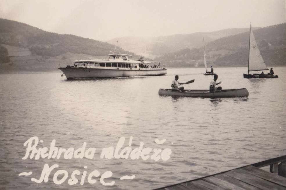 Na fotografii zo 60. rokov minulého storočia sa podarilo  zachytiť Priehradu mládeže z kultového prístavu  s názvom "Kotva"