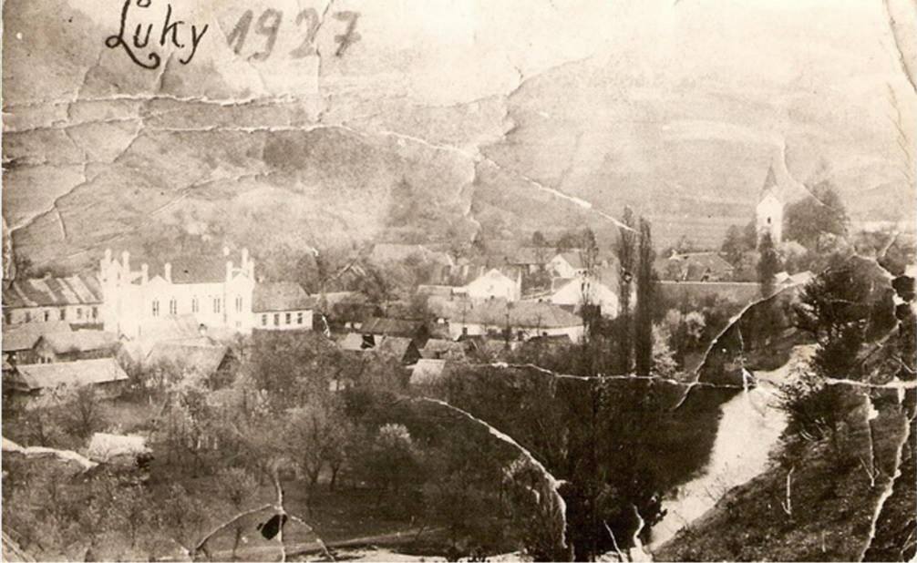 Vzácna fotografia obce Lúky z roku 1927, na ktorej fotograf zachytil centrum obce so synagógou a kostolom sv. Bartolomeja