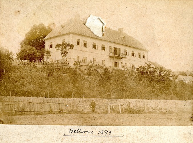 Tzv. Malý kaštieľ (fotografia z r. 1893) na Led. Rovniach v lokalite Staré Dvory, ktorý v súčasnosti slúži ako obytný dom