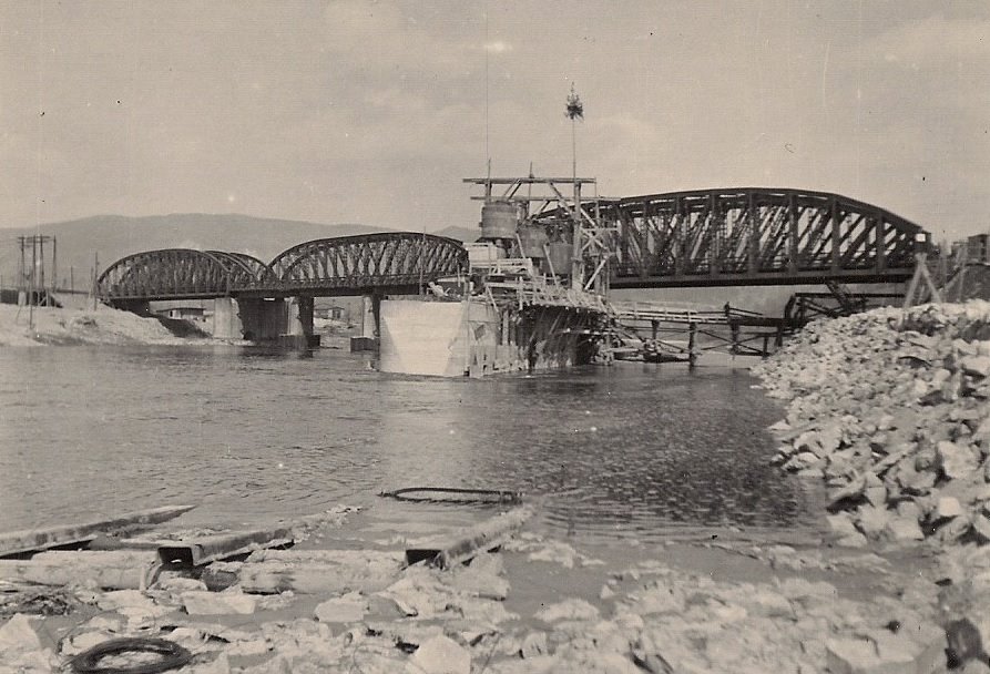Zakladanie pilierov Priehrady mládeže na zač. 50. rokov minulého storočia pri železničnom moste z roku 1883 medzi Púchovom a Považskou Bystricou