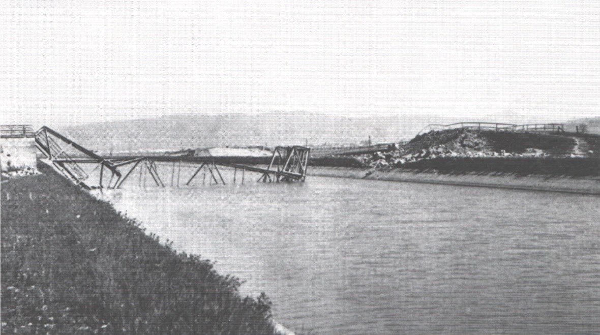 Nemeckými vojskami v r. 1945 zničený most ponad kanál Váhu pri Dolných Kočkovciach