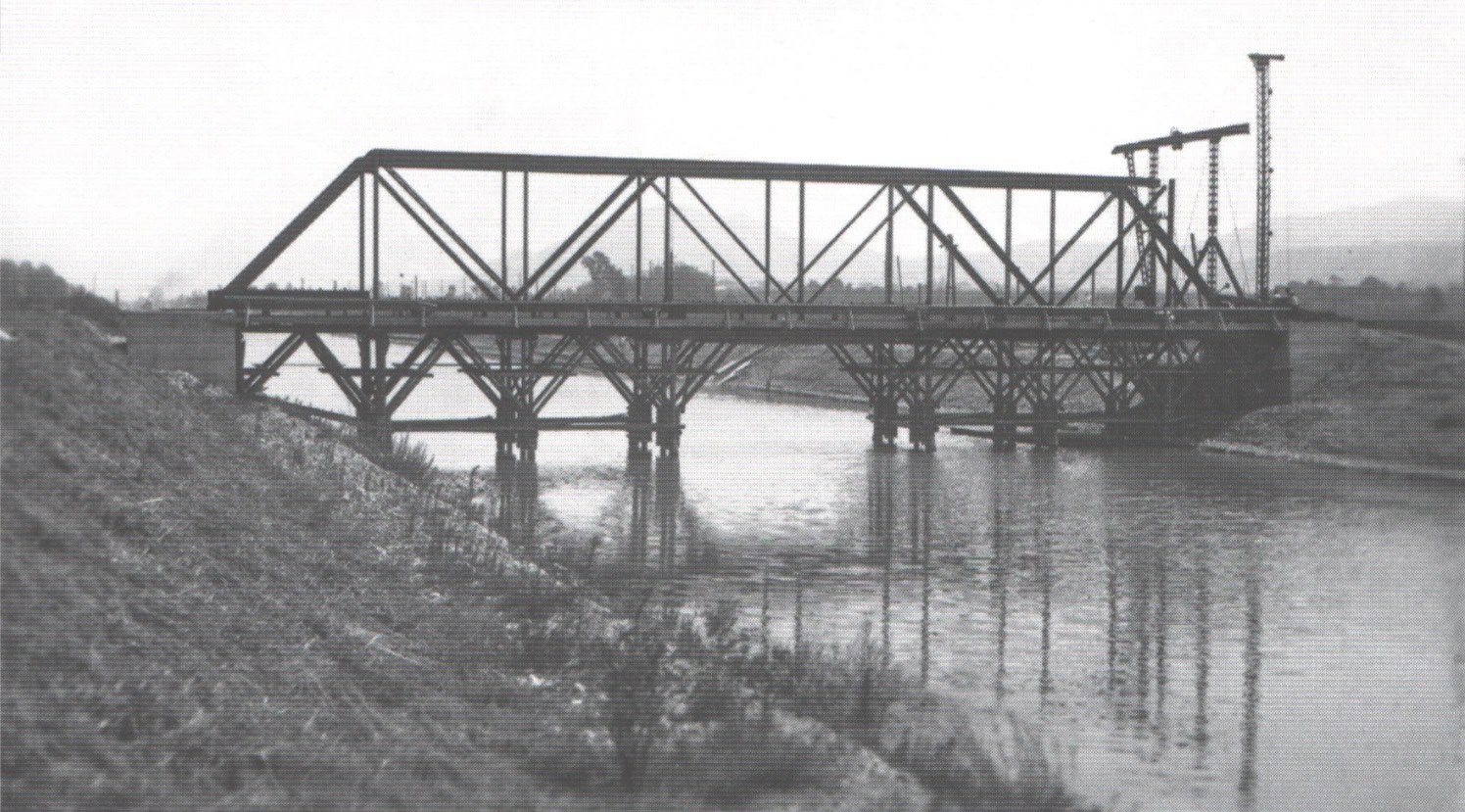 Oprava zničeného mostu ponad kanál Váhu pri Dolných Kočkovciach po 2. svetovej vojne