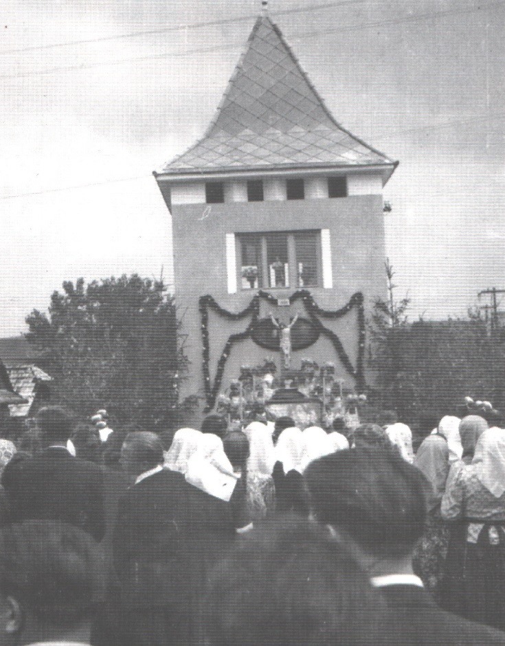 Posvätenie novej zvonice a kríža na konci júna v roku 1950 v Dolných Kočkovciach.