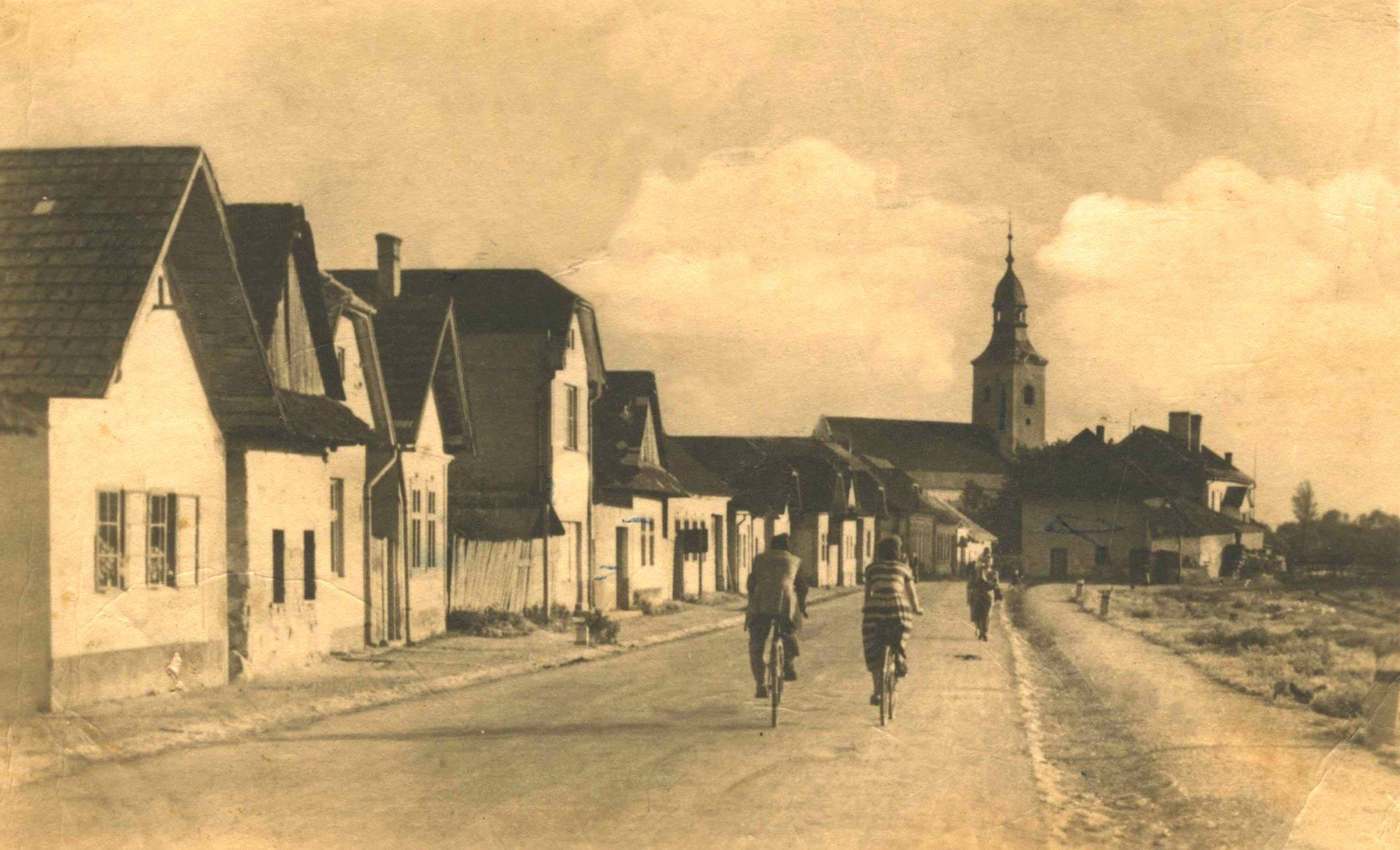 Dnešná Ulica M. R. Štefánika v Beluši na prelome 60. a 70. rokov 20. storočia