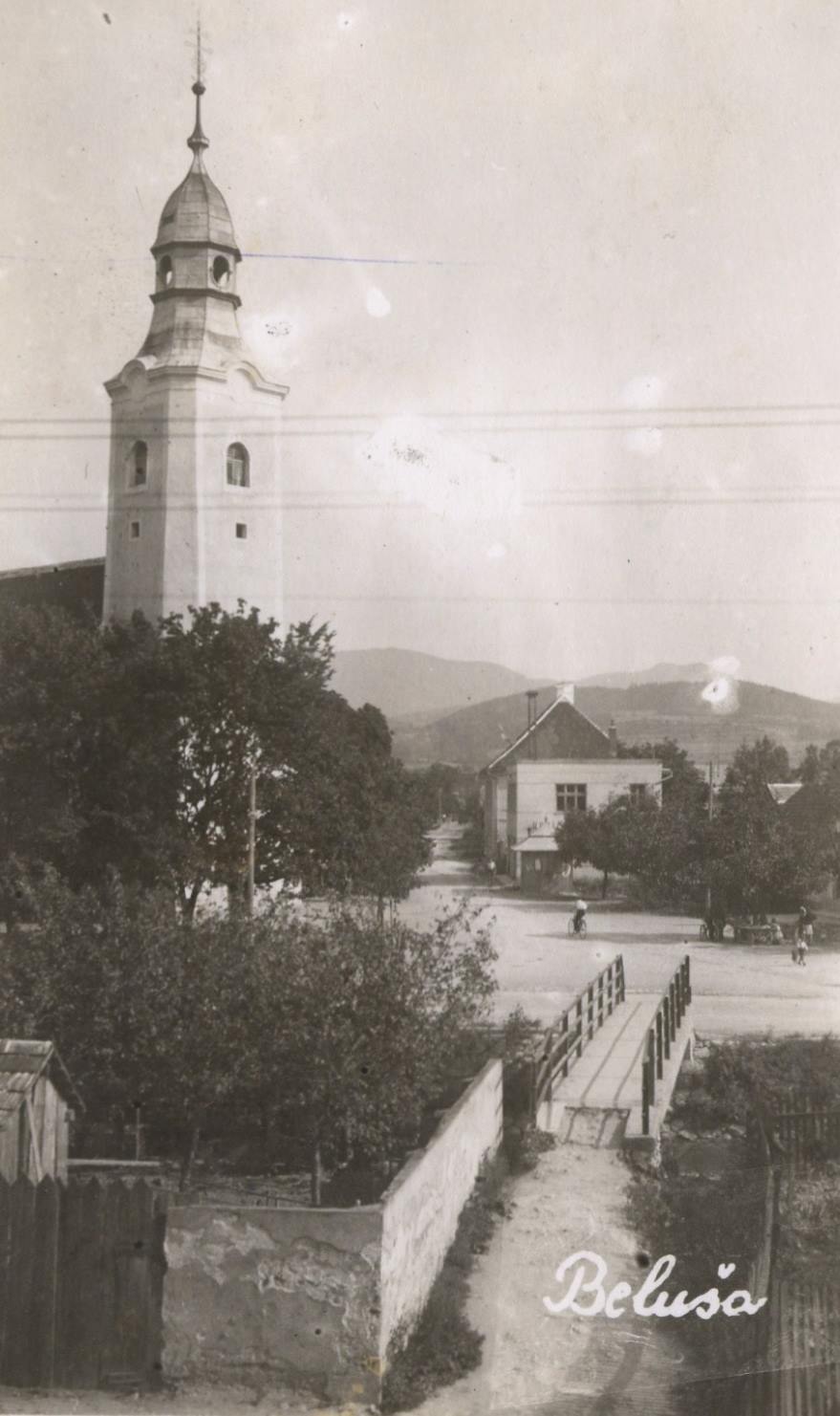 Kostol Sv. Alžbety Uhorskej v Beluši, Farská ulica a potok Pružinka v letnom a zimnom období v polovici minulého storočia
