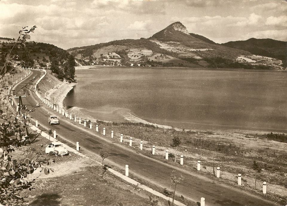 Cesta okolo Priehrady mládeže (VD Nosice) medzi Nimnicou a Udičou v 60. rokoch 20. storočia