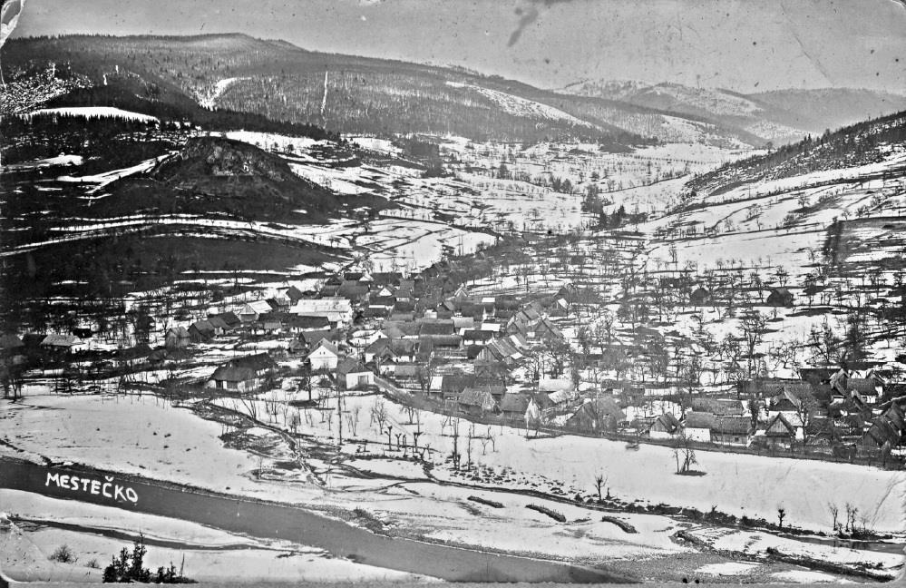 Malebná obec Mestečko v Púchovskej doline na fotografii zo začiatku 20. storočia - zaujímavosťou je určite nielen pohľad na skalu, z ktorej zostal iba lom