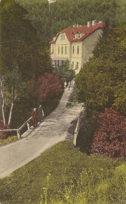 Hotel Fojtík v kúpeľoch Belušské Slatiny na kolorovanej pohľadnici, ktorá bola poštou odoslaná 18. júla 1931...
