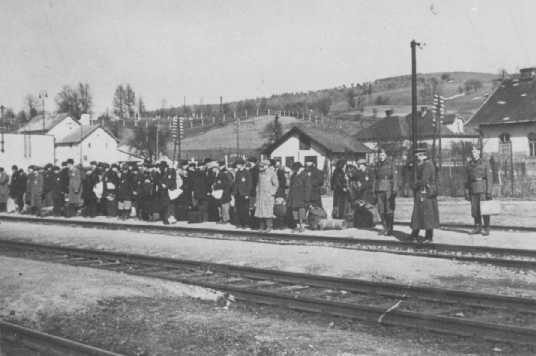 Nástup Židov na železničnej stanici v Púchove v marci 1942 pred transportom do koncentračného tábora