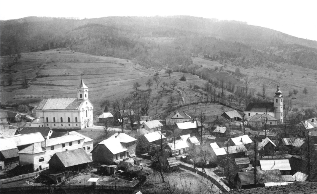 obec Lazy pod Makytou cca v polovici 20. storočia: evanjelický a katolícky kostol tesne vedľa seba
