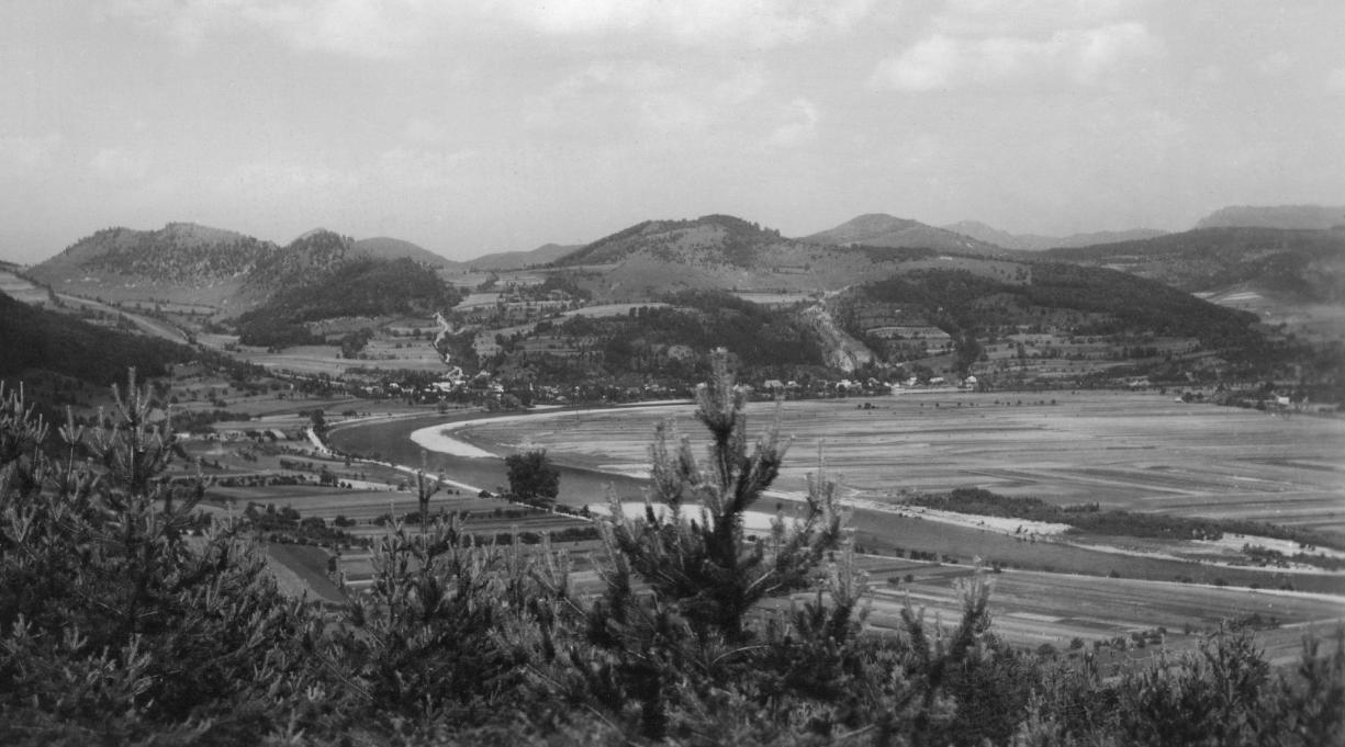 Údolie Váhu medzi Nimnicou a Púchovom na prelome 40. a 50. rokov 20. storočia (pred výstavbou Priehrady mládeže a vyregulovaním Váhu)