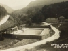 Kúpele Belušské Slatiny v čase prvej Československej republiky - bazén so šatňami, kúpeľná budova, cesta na Mojtín, kamenné vráta...