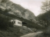 Fotografia Skautského domu (1932-1939) v Belušských Slatinách a na ceste pod ním povoz smerujúci ku kamenným vrátam a ďalej do Mojtína. V roku 1939 zabrala túto budovu Hlinkova garda a v roku 1944 ju počas SNP zničili nemeckí vojaci. V blízkosti tohto miesta tu od roku 1964 stojí chata Požiarnik