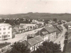 Plnohodnotný pohľad z veže kostola v Beluši v roku 1941 smerom na dnešnú križovatku ulíc A. Sládkoviča so Žilinskou a paralelnú Ulicu Kpt. Nálepku