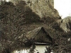 Ľudový domček s obyvateľmi pod hradom v obci Lednica na prelome storočí