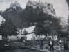 Hrad Lednica na dobovej pohľadnici zachytený z rovnomennej obce spolu s obyvateľmi na začiatku 20. storočia