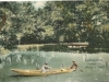 Kolorovaná fotografia z prelomu 19. a 20. storočia zachytila člnkujúcich sa pánov na jazierku v historickom parku Lednické Rovne.